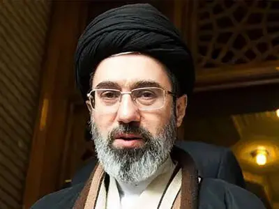 انتشار اولین فیلم از آیت الله سید مجتبی خامنه‌ای رهبر انقلاب در جمع روحانی ها  / چقدر خاکی و صمیمی