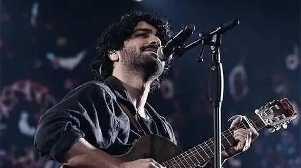 دانلود آهنگ چشم و دلم روشن از عرفان طهماسبی+ فیلم اجرای زنده متفاوت