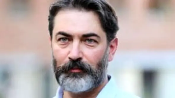 تصویری از سال سوم ابتدایی پارسا پیروزفر «بیژن سریال در چشم باد»/ واقعا جنتلمن سینما ایرانن