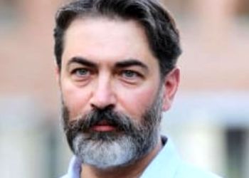 تصویری از سال سوم ابتدایی پارسا پیروزفر «بیژن سریال در چشم باد»/ واقعا جنتلمن سینما ایرانن