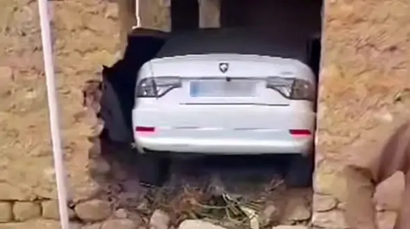 تصادف عجیب و تکان‌دهنده در وراوی/ خودرو به طور غیرمنتظره‌ای از پنجره محوطه وارد شد!+ فیلم