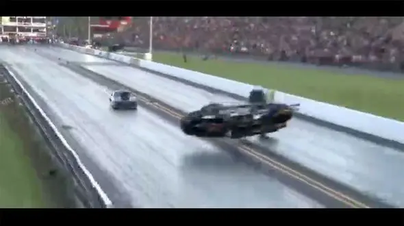 ببینید / لحظه هولناک تصادف و انفجار خودرو وسط مسابقه / مرگ راننده در جریان مسابقات درگ