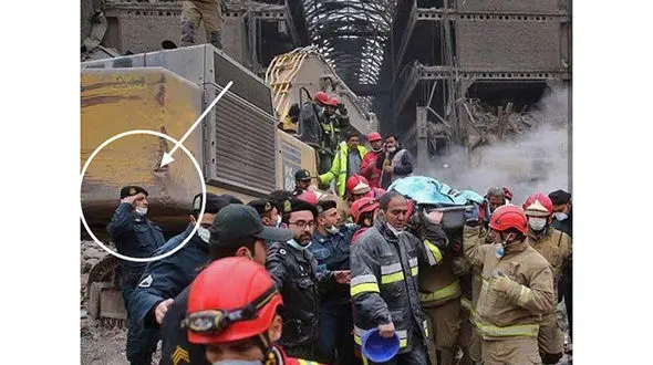 زیبا ترین احترام نظامی مامور پلیس به پیکر آتش نشان در پلاسکو+ عکس