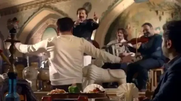 فیلم آواز شاد /  تا جواد یساری خوند بهرنگ علوی بیخیال مردم رفت وسط پایکوبی سام درخشانی معذبه ...