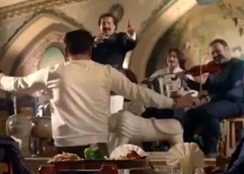 فیلم آواز شاد /  تا جواد یساری خوند بهرنگ علوی بیخیال مردم رفت وسط پایکوبی سام درخشانی معذبه ...