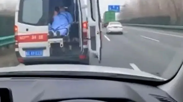 از سقوط مرد از آمبولانس در حال حرکت تا رام کردن اسب به سبک قدیمی