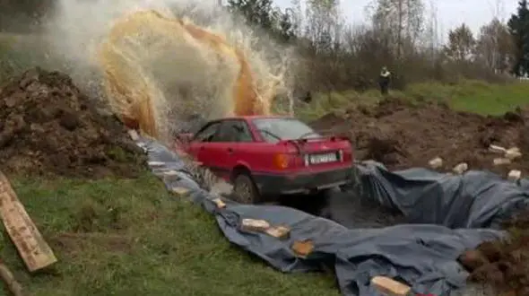 غرق شدن خودروی لاکچری در ۱۲ هزار لیتر نوشابه