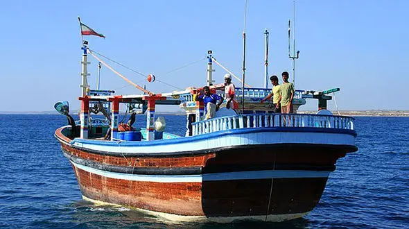 اقدام سریع دریانوردان نفتکش جان خدمه لنج باری را نجات داد