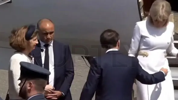 رفتار عجیب همسر ماکرون دوباره خبرساز شد + فیلم