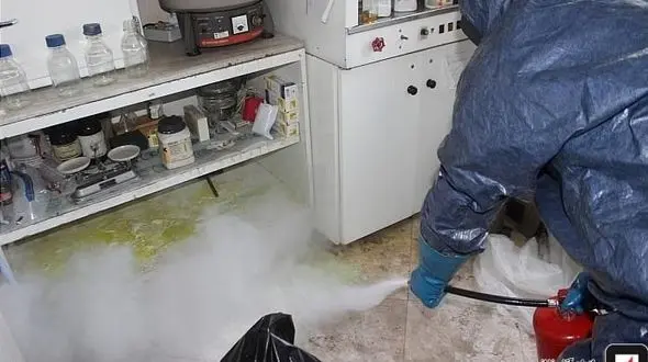 بطری اسید در تهران آتش نشانان را به محل کشاند + عکس 