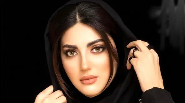 (عکس) کیف مجلسی عجیب هلیا امامی در اکران یک فیلم / اینم مُد جدیده؟!