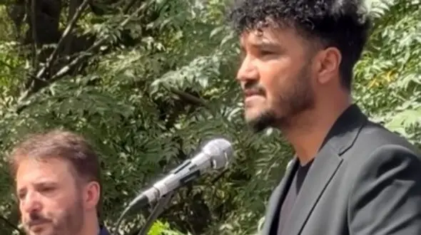 فیلم / نوحه خوانی غم انگیز علیرضا روزگار برای رفیقش امید جهان در روز تشییع جنازه: پدر اسمت همیشه روی لبهاست، پدر مهرت همیشه توی دلهاست...