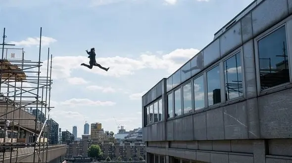 بازیگر معروف مرد هنگام فیلمبرداری دچار حادثه شد +عکس