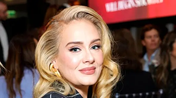 عکس؛ سفر در زمان؛ «ادل، خواننده مشهور زن انگلیسی» در 28 سالگی؛ سال 1394