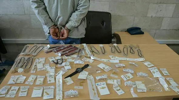 سارق بدلیجات دستش رو شد 