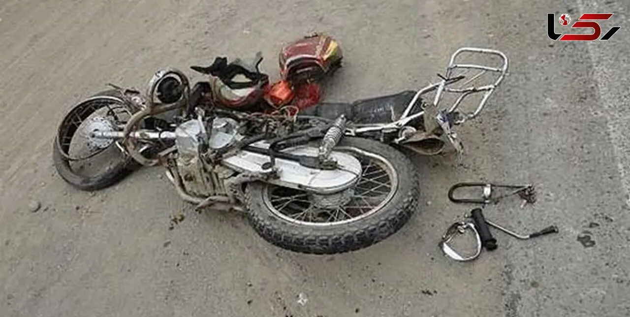 صحنه ای معجزه آسا از زنده ماندن موتور سوار در بین دو کامیون +فیلم