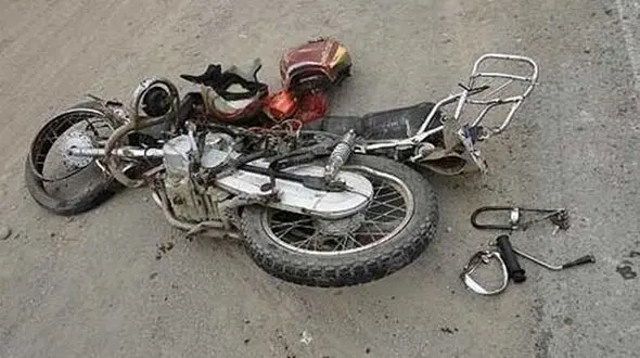 صحنه ای معجزه آسا از زنده ماندن موتور سوار در بین دو کامیون +فیلم