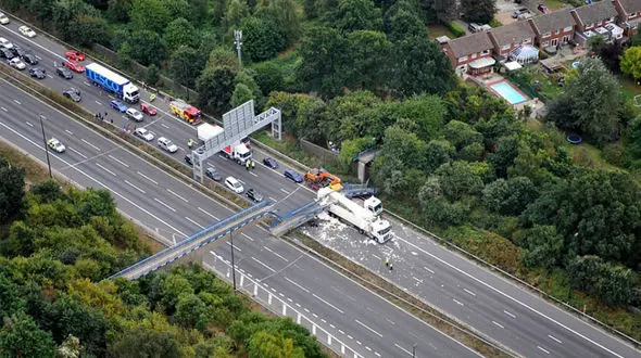 فیلم سقوط پل عابر پیاده وسط بزرگراه/ نگاه ناباورانه مردم به صحنه های امداد و نجات+تصاویر