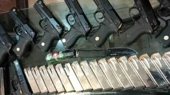 بازداشت مرد جوان با 30 کلت کمری آمریکایی در سرپل ذهاب + عکس