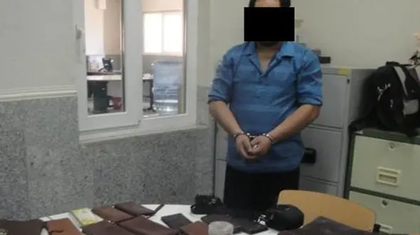 اقدام وقیحانه یک پسر جوان با لباس زنانه با بانوان +عکس