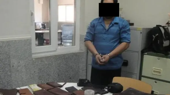 اقدام وقیحانه یک پسر جوان با لباس زنانه با بانوان +عکس
