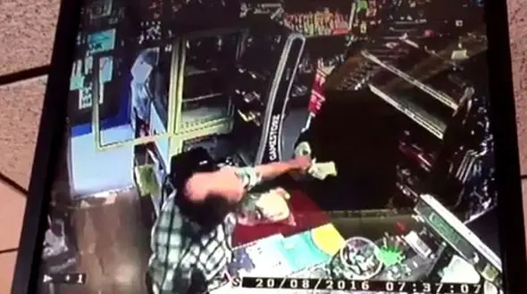 فیلم درگیری مغازه دار با سارق مسلح+تصاویر