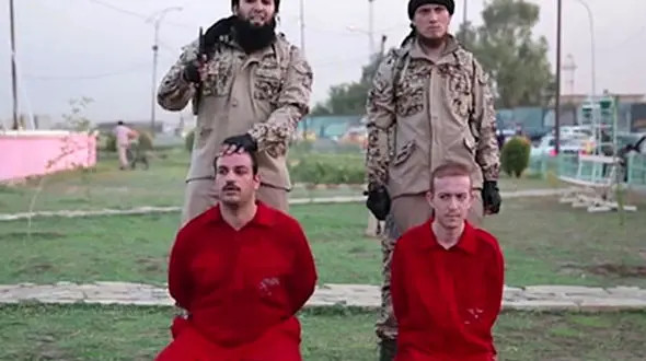 گردن زدن وحشیانه دو مرد در پارک کودکان به دست داعش+ تصاویر