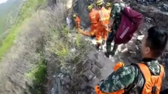 سقوط زن توریست از دیوار چین + فیلم و عکس