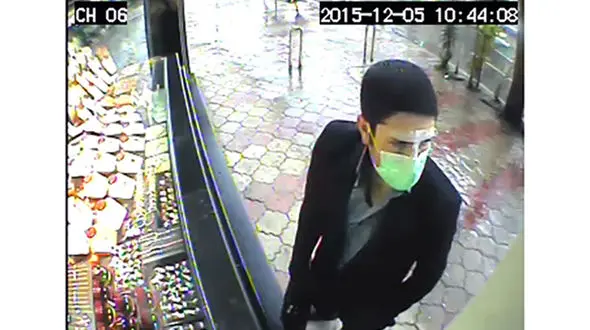 فیلم لحظه سرقت مسلحانه دزد خونسرد از  یک طلا فروشی در رشت / این دزد قد بلند را می شناسید + تصاویر