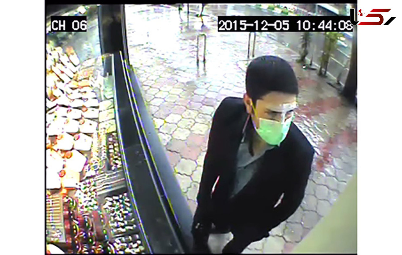 فیلم لحظه سرقت مسلحانه دزد خونسرد از  یک طلا فروشی در رشت / این دزد قد بلند را می شناسید + تصاویر