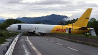 فرود عجیب هواپیمای بوئینگ ۷۳۷ در جاده باریک + عکس