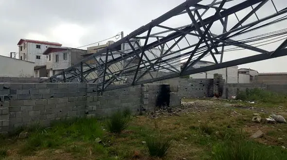 سقوط دکل ایرانسل روی 2 خانواده بابلی + عکس