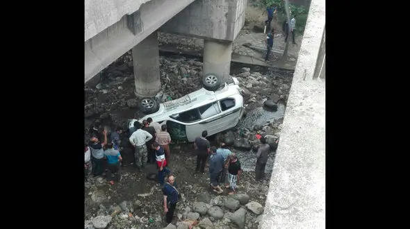 داغون شدن ماشین شاسی بلند در سقوط از پل چابکسر + عکس 