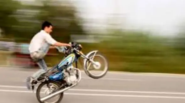 مرگ موتور سواری که در جاده زنجان تک چرخ می زد