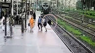 فیلم نجات جان یک زن که روی ریل راه آهن پریده بود / این زن فقط 3 ثانیه تا مرگ فاصله داشت + تصاویر