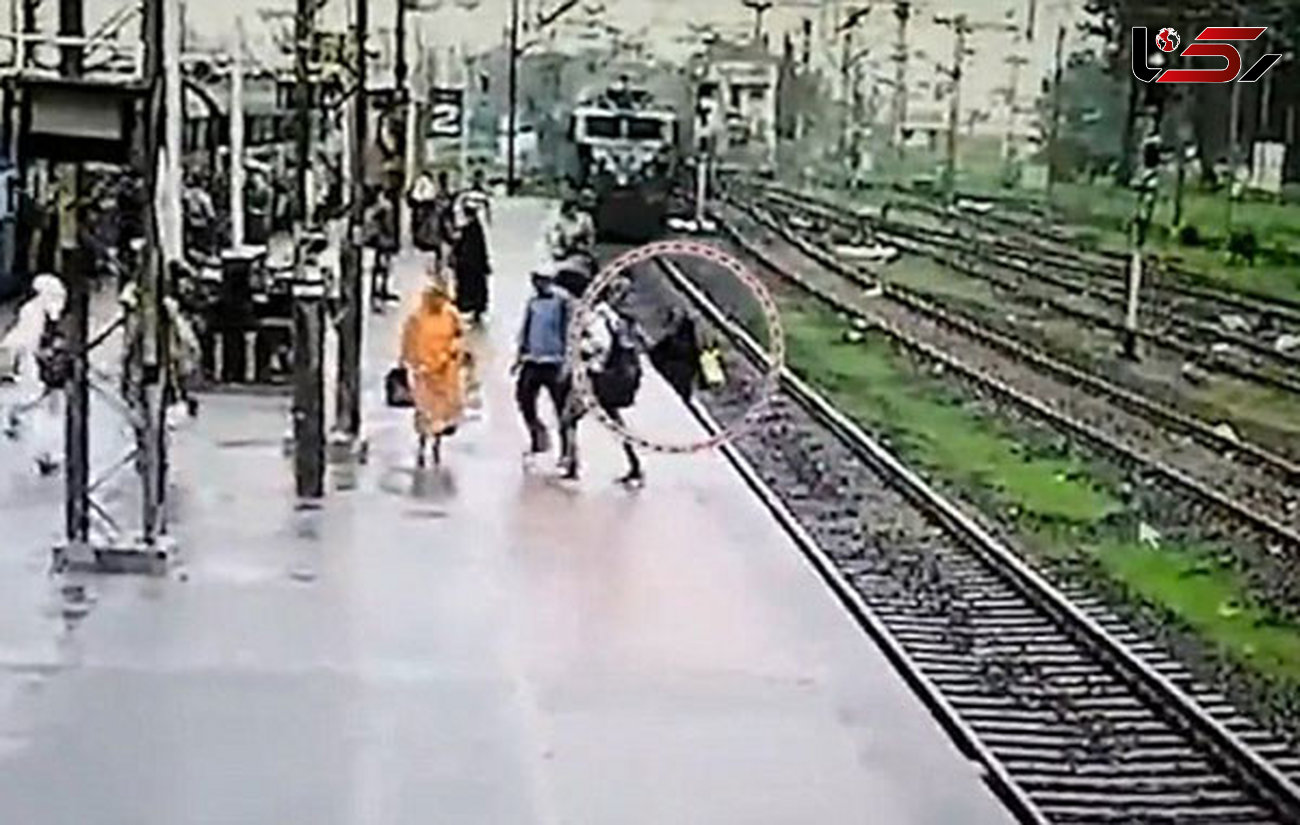 فیلم نجات جان یک زن که روی ریل راه آهن پریده بود / این زن فقط 3 ثانیه تا مرگ فاصله داشت + تصاویر