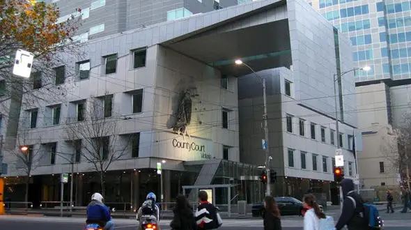 مادرم مرا در اختیار دوست پسرش گذاشته بود / این دختر در سن 17 سالگی به پلیس مراجعه کرد