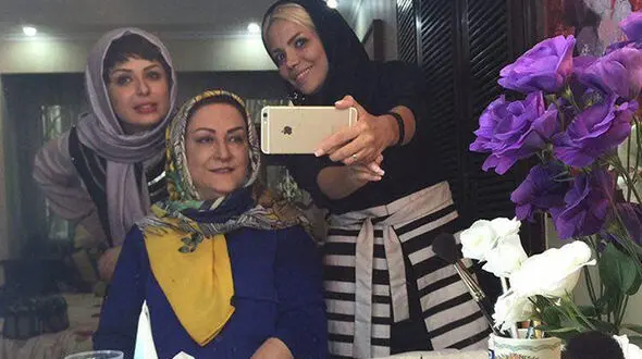 مریم امیرجلالی و نیوشا ضیغمی در اتاق گریم فیلم "دخترعمو پسرعمو" +عکس