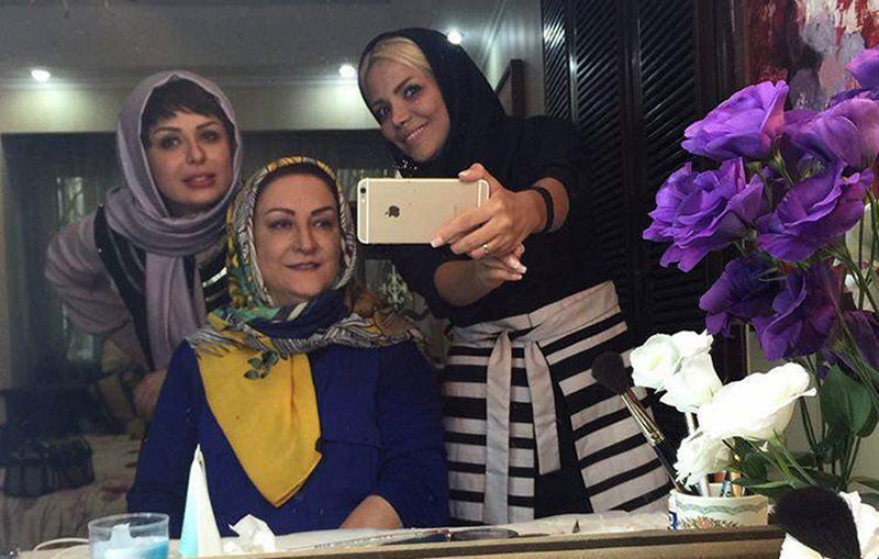 مریم امیرجلالی و نیوشا ضیغمی در اتاق گریم فیلم سینمایی 