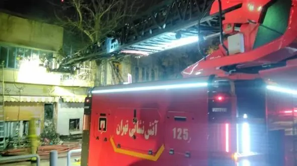 آتش سوزی در کوچه مروی تهران / 7 مغازه و انبار لوازم آرایشی سوخت + فیلم و عکس