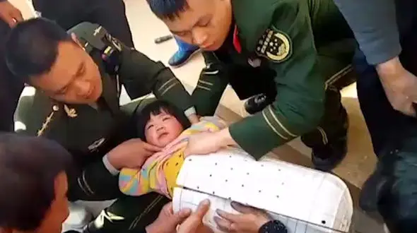 این دختر بچه‌ پلیس را به چالش دشوار کشید! + فیلم