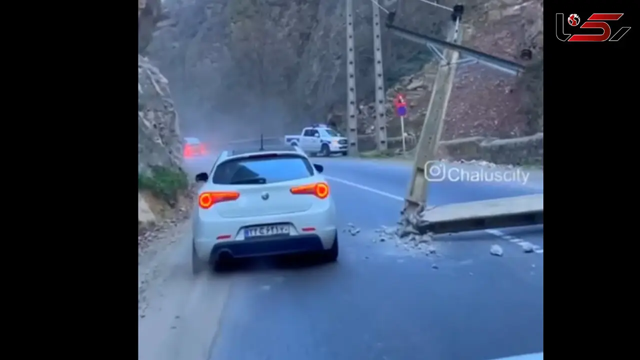 ببینید / افتادن تیر چراغ برق وسط جاده چالوس