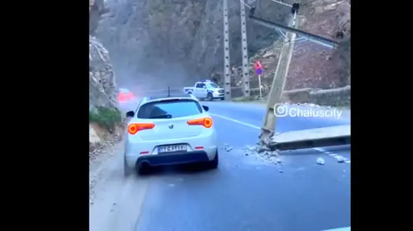 ببینید / افتادن تیر چراغ برق وسط جاده چالوس