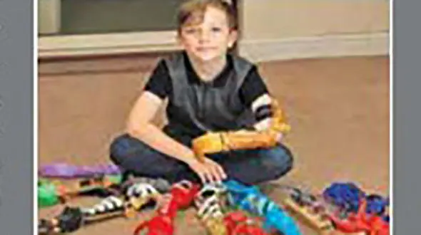 اقدام جالب پدر قهرمان برای پسری که دست ندارد+ عکس