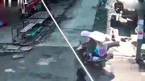 سقوط موتورسوار و دخترش به چاهی در خیابان! + فیلم