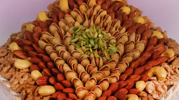 آجیل ها با رنگ آمیزی رنگ و لعاب می گیرند