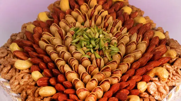 آجیل ها با رنگ آمیزی رنگ و لعاب می گیرند