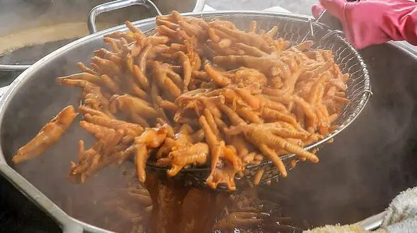 پای مرغ محبوب تایوانی؛ غذای خیابانی چانگ‌هوا را از دست ندهید + فیلم