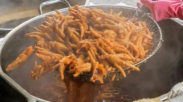 پای مرغ محبوب تایوانی؛ غذای خیابانی چانگ‌هوا را از دست ندهید + فیلم