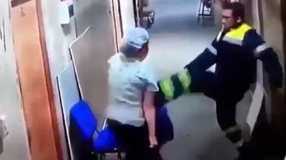 حمله خشن مردبه پرستار بیمارستان+فیلم